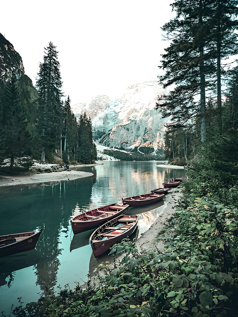 Schiffe auf dem Fluss im Wald Malen nach Zahlen